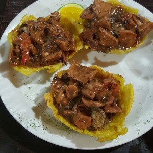 Patacones rellenos de mariscos