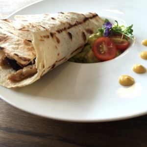 Wrap integral con pollo ahumado en palo santo 