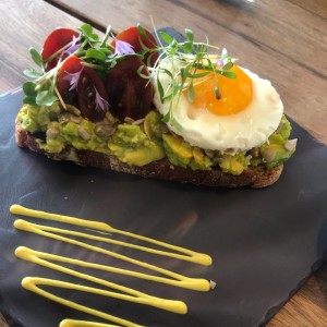 Aguacatada toast