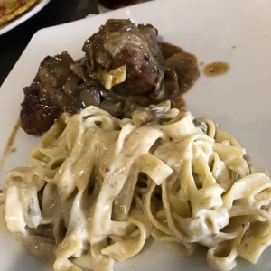 Milanesa de carne con fettuccine cuatro quesos