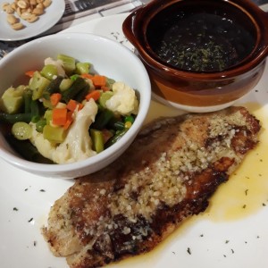 Filete de Corvina al ajillo con vegetales y frijoles negros