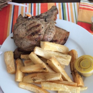 Combo de chuletas con yuca frita 