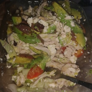 ensalada griega con aguacate y pollo