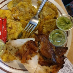 pollo asado con patacones.