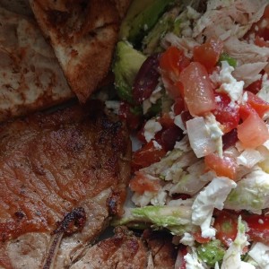 Ensaladas - Salata Tost con aguacate y pollo y chiluleta a la Parrilla