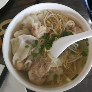 sopa de wanton relleno de camarones