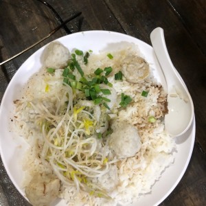 arroz con bolas de pescado