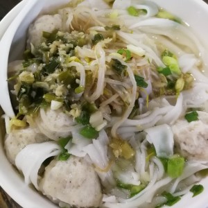 Fideos con arroz con bolita de pescado en sopa