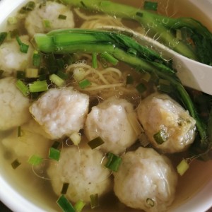 Sopa de bolita de pescado con fideos de huevo 