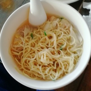 Sopa de fideos con wanton de camarones