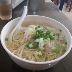 sopa de wanton con camarones