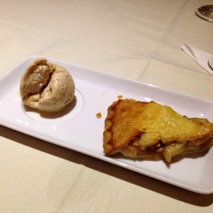 Pie de manzana con helados de migajas de pan y especias