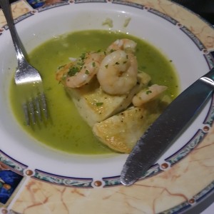 corvina en salsa verde con camarones