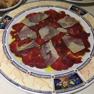 Carpaccio de Solomillo, Virutas de Parmesano y Vinagreta de Frutos Secos