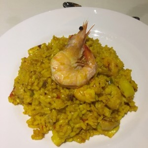 Arroz mixto con pollo y mariscos en paella