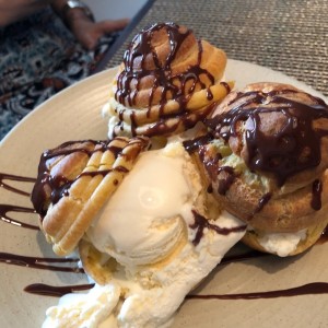 PROFITEROLES CON HELADO