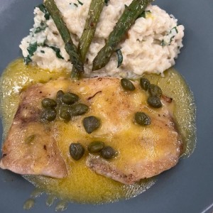 Corvina en salsa de alcaparras y risotto