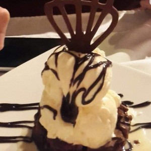 postre de helado con brownie