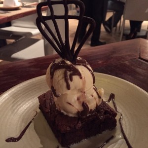 brownie con helado