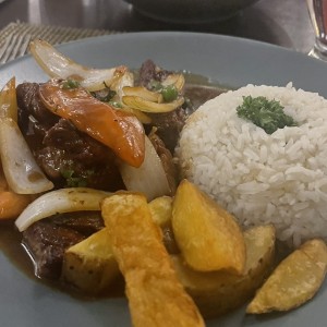 Platos Fuertes - Lomo Saltado