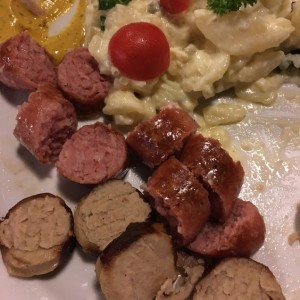 bratwurst con ensalada de papas