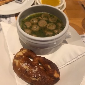 sopa de salchicha con brezel