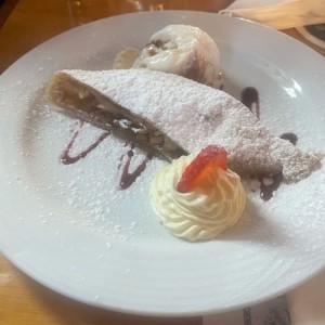 Apfelstrudel (Pastel Caliente de Manzana con Pasas y Crema Batida)