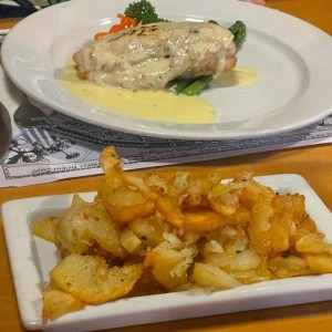 PECHUGA RELLENO DE QUESO CON PAPAS SALTEADAS