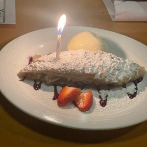 APFELSTRUDEL CON HELADO DE VAINILLA