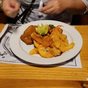 ESCALOPE DE CERDO EMPANADO CON  PAPAS SALTEADAS