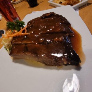 COSTILLAS BABY-BACK EN SALSA BBQ DE CERVEZA NEGRA