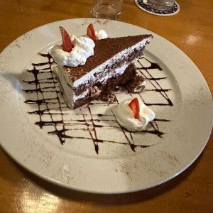 TORTA "SELVA NEGRA" HORNEADA CON CEREZAS AGRIAS Y UN TOQUE DE BRANDY DE FRUTA "KIRSCH"