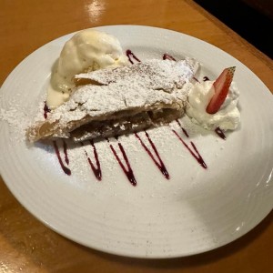 APFELSTRUDEL (Pastel Caliente de Manzana con Pasas, Helado de Vainilla, Crema Batida)