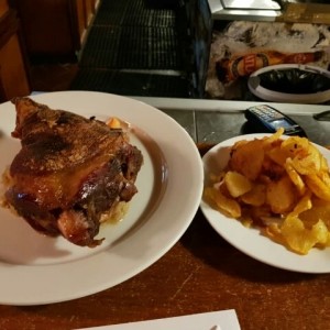 El plato completo, con las papas salteadas y debajo del codillo esta el repollo agrio