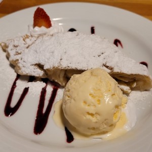 Apfelstrudel mit Vanilleiscreme und Schlag