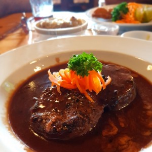 Pfeffersteak vom Rinderfilet, Tagesgemuese, Bratkartoffeln