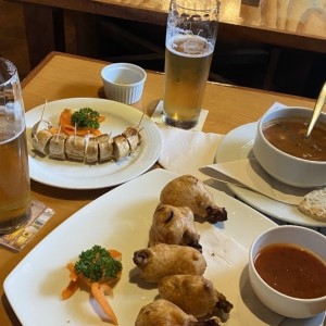 Alas de pollo tempura de cerveza sopa goulash y salchicha de ternera 