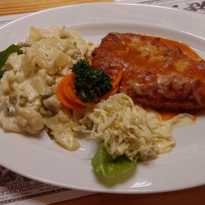 Paniertes Fischfilet Mahi-Mahi mit Kartoffelsalat