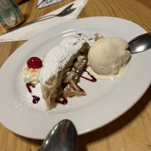 Apfelstrudel mit Vanilleiscreme und Schlag