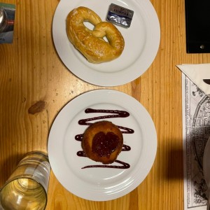 Pretzel y Queso frito (fried cheese)