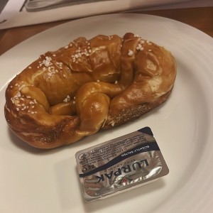 VORSPEISEN - Laugenbrezel mit Butter