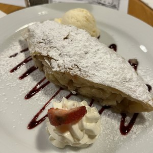 Apfelstrudel mit Vanilleiscreme und Schlag