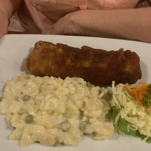 Paniertes Fischfilet Mahi-Mahi mit Kartoffelsalat