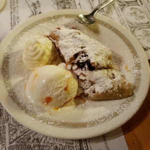 struddel de manzana on helado de vainilla y crema