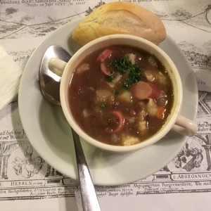 Sopa de lentejas con dalchicha 