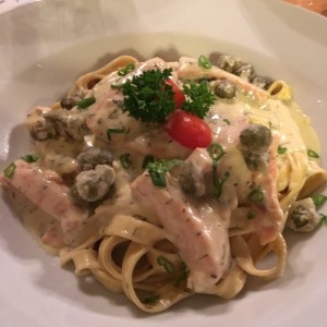 fetuccini con salmon y alcaparras. brutal