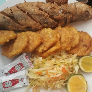 Pescado frito con patacones