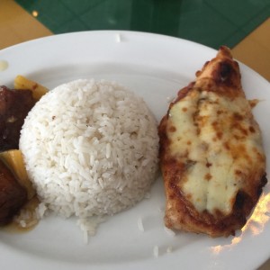 filete de pollo parmesano con arroz con coco