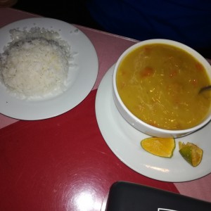 sopa de mariscos con arroz blanco