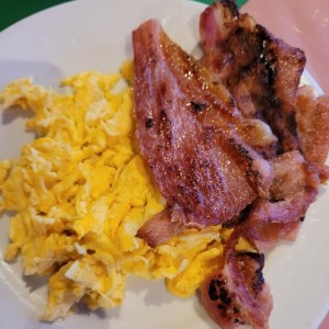 Huevos Revueltos y Tocino